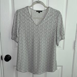 ADRIANNA PAPELL short sleeve black and white blouse